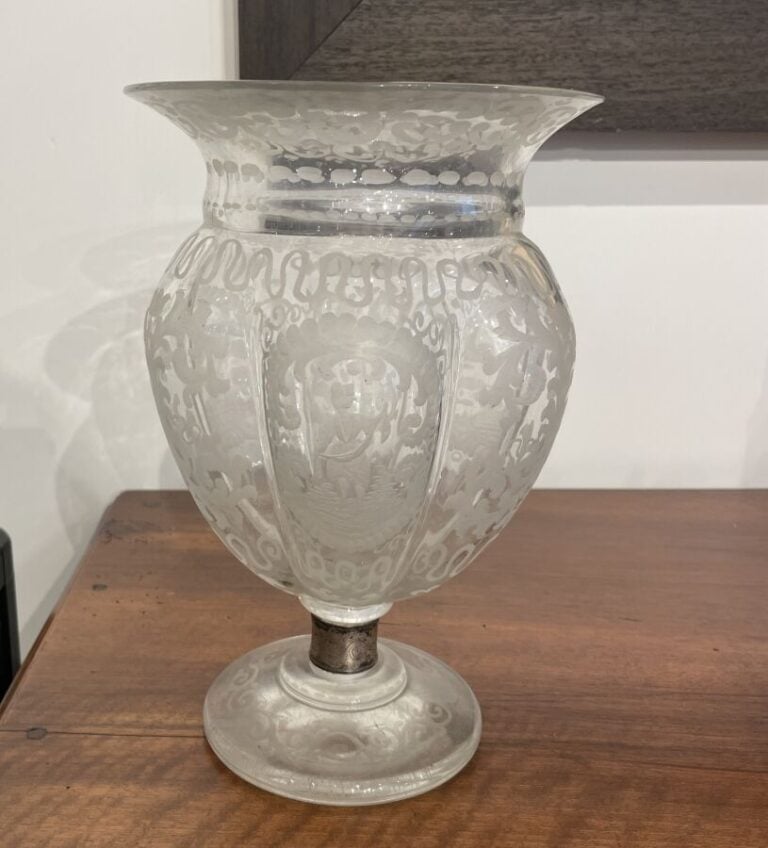 VASE sur pied à côtes de melon en verre entièrement gravé de motifs végétaux et…