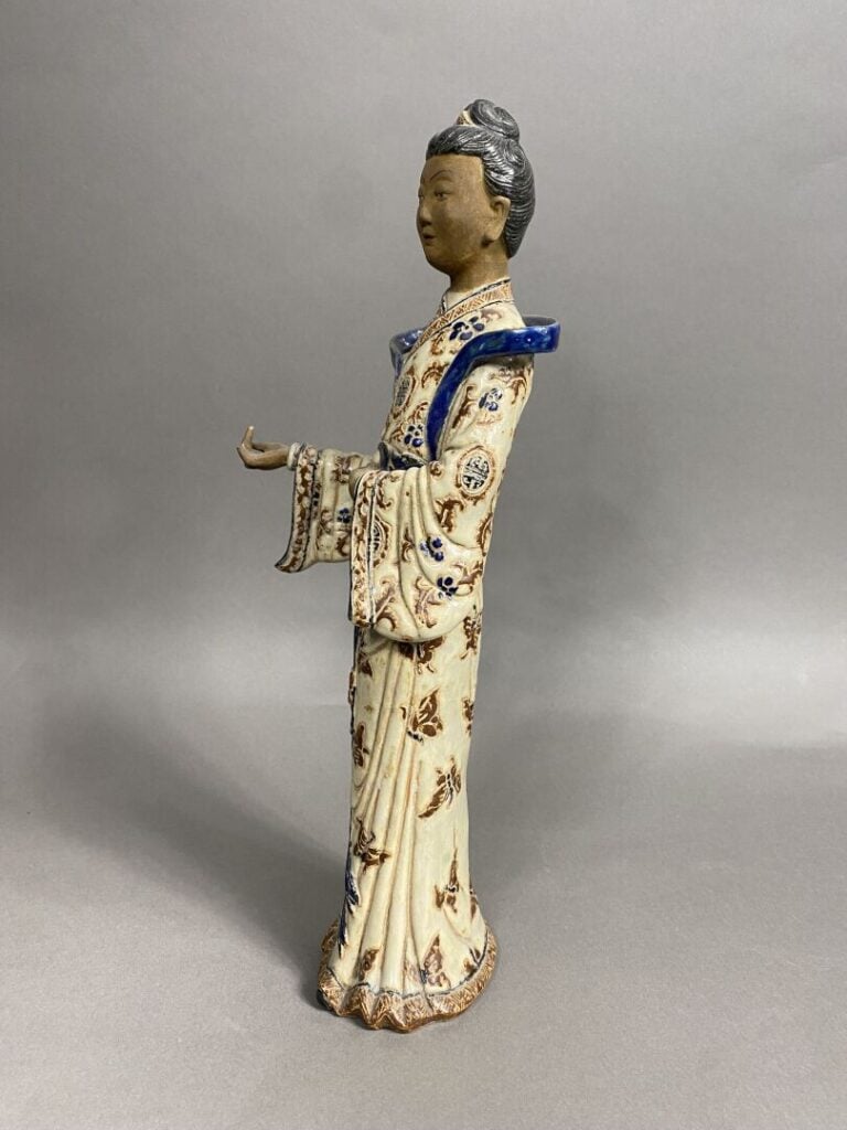 Vietnam, Bien Hoa - Guanyin en grès émaillé représentée debout la main gauche s…
