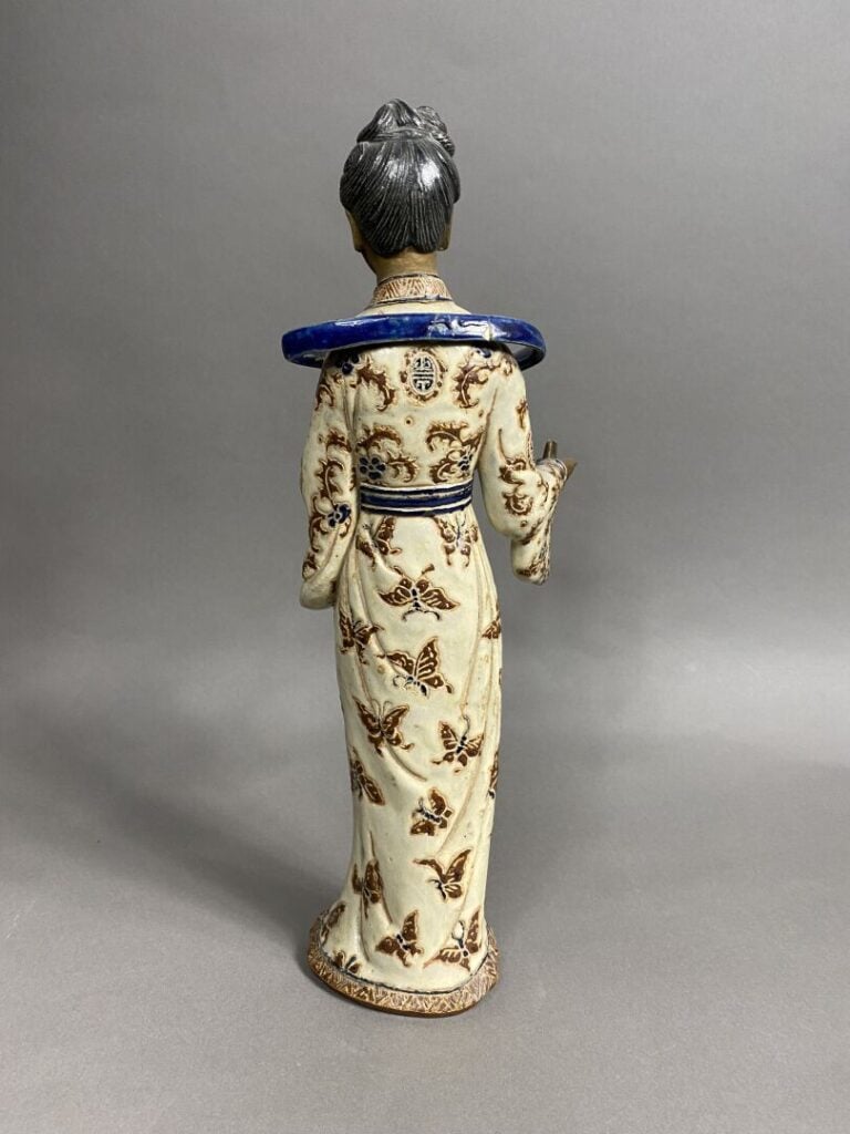 Vietnam, Bien Hoa - Guanyin en grès émaillé représentée debout la main gauche s…