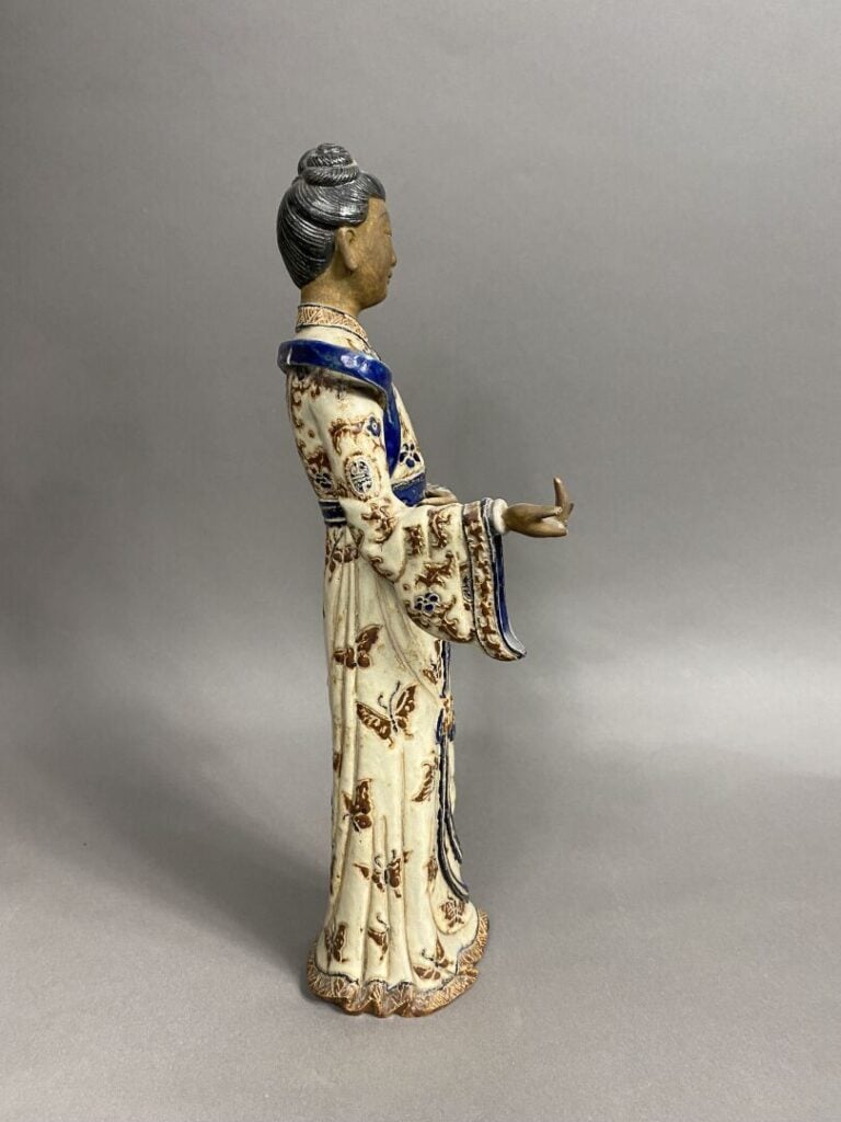 Vietnam, Bien Hoa - Guanyin en grès émaillé représentée debout la main gauche s…