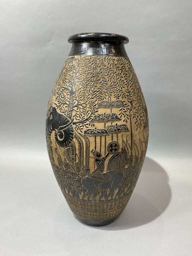 Vietnam, Bien Hoa - Important vase de forme ogivale en grès émaillé noir à déco…
