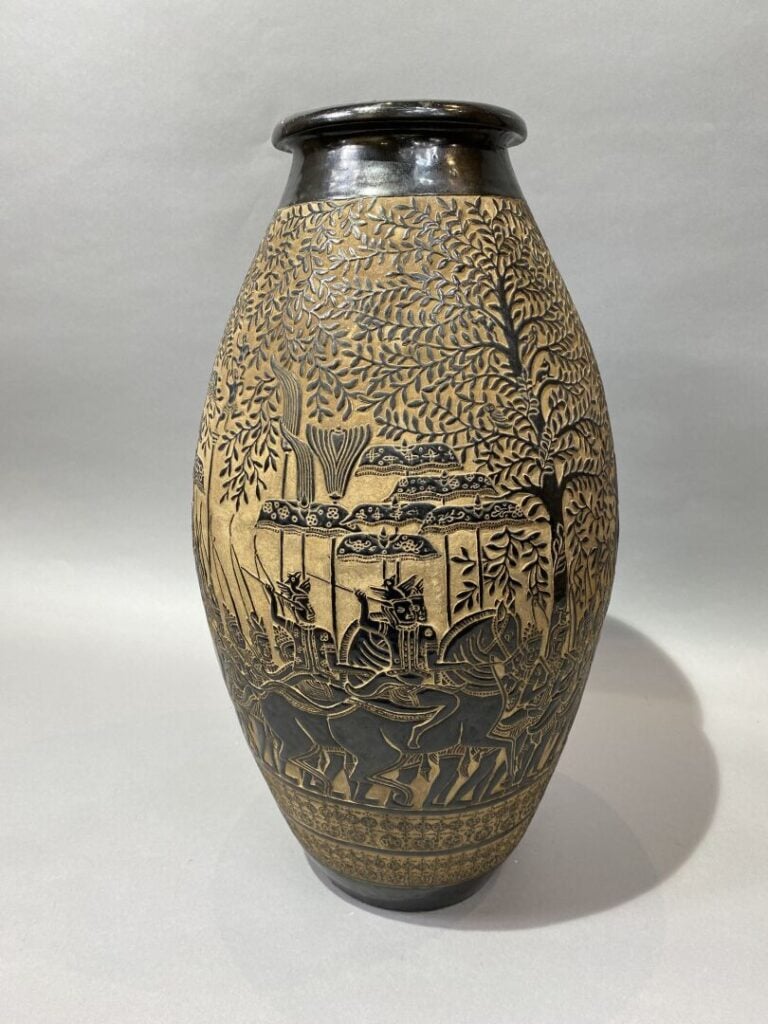 Vietnam, Bien Hoa - Important vase de forme ogivale en grès émaillé noir à déco…