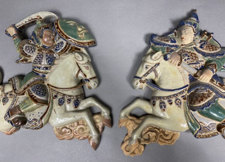 Vietnam, Bien Hoa - Suite de deux appliques en relief en grès émaillé polychrom…
