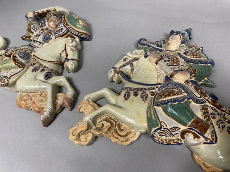 Vietnam, Bien Hoa - Suite de deux appliques en relief en grès émaillé polychrom…