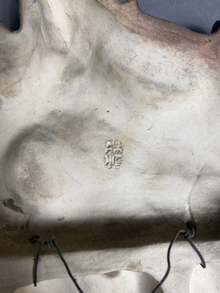 Vietnam, Bien Hoa - Suite de deux appliques en relief en grès émaillé polychrom…