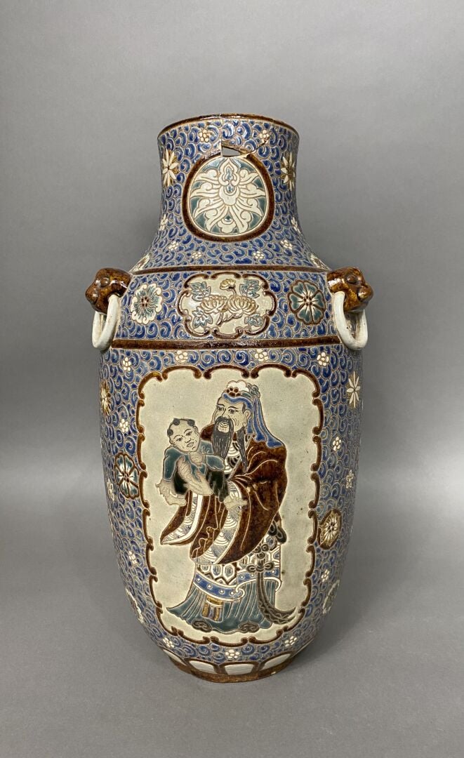 Vietnam, Bien Hoa - Vase balustre en grès émaillé de la triade FU LU SHOU dans…