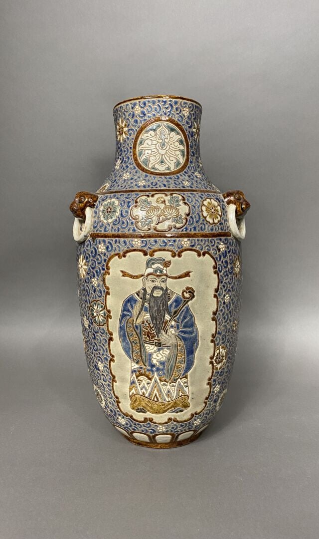 Vietnam, Bien Hoa - Vase balustre en grès émaillé de la triade FU LU SHOU dans…