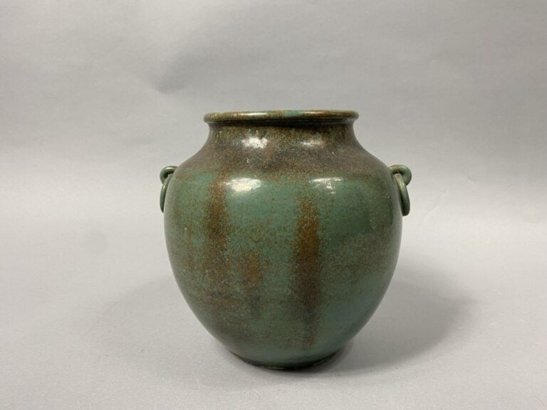 Vietnam, Bien Hoa - Vase de forme ovoïde en grès émaillé vert nuancé moucheté.…