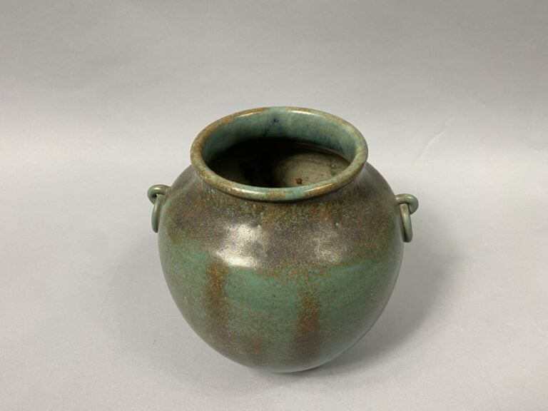 Vietnam, Bien Hoa - Vase de forme ovoïde en grès émaillé vert nuancé moucheté.…