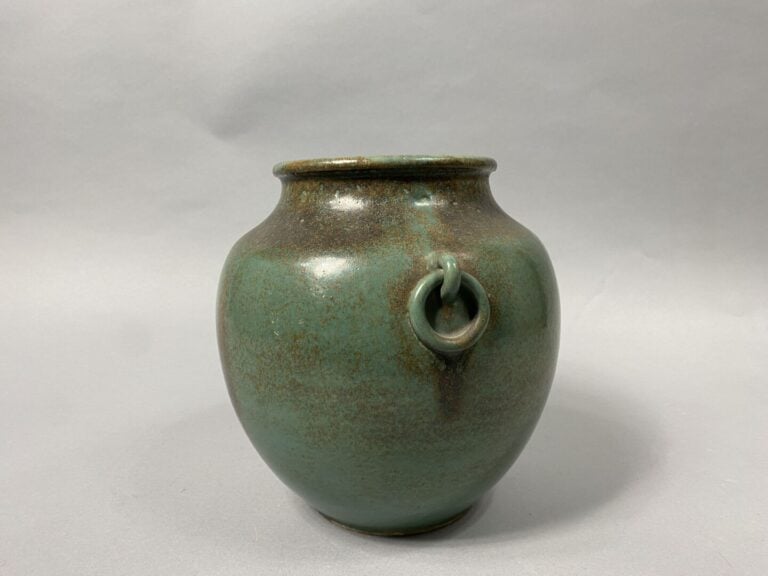 Vietnam, Bien Hoa - Vase de forme ovoïde en grès émaillé vert nuancé moucheté.…