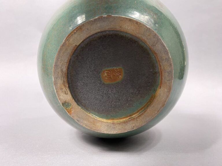 Vietnam, Bien Hoa - Vase de forme ovoïde en grès émaillé vert nuancé moucheté.…