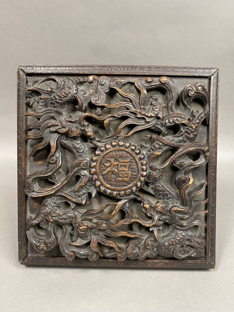 Vietnam - Boite carrée en bois sculpté en relief à riche décor sur chaque face…