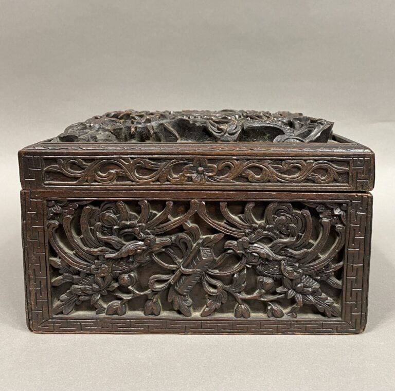 Vietnam - Boite carrée en bois sculpté en relief à riche décor sur chaque face…