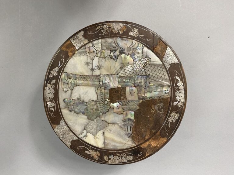 Vietnam - Boite ronde en bois et incrustations de nacre ornée d'un palais et pe…