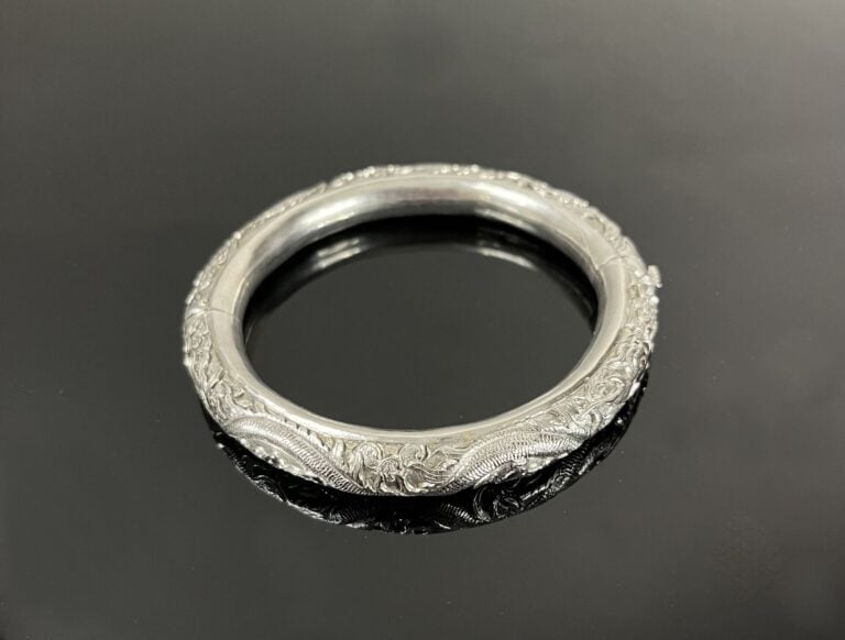Vietnam - Bracelet jonc en argent (800) à décor de dragons parmi les volutes -…