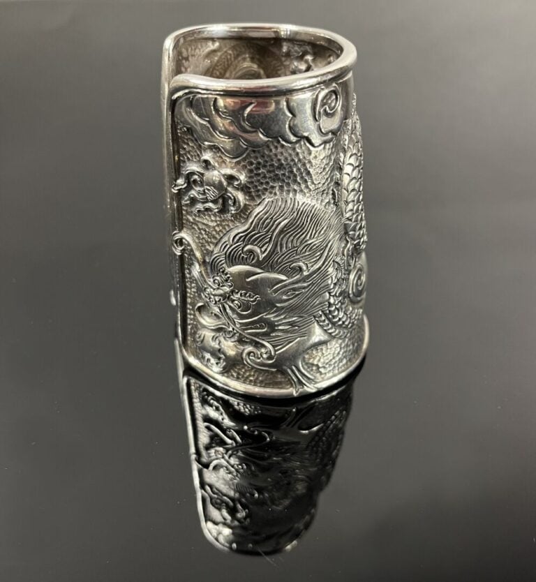 Vietnam - Bracelet manchette en argent (800) à décor au repoussé d'un dragon pa…