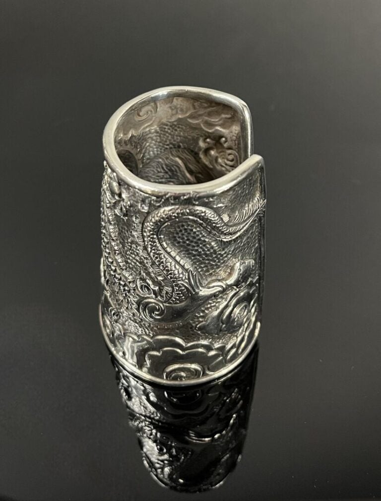 Vietnam - Bracelet manchette en argent (800) à décor au repoussé d'un dragon pa…