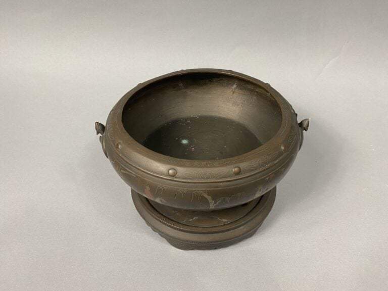 Vietnam - Brûle-parfum tripode de forme ronde en bronze et incrustations de fil…