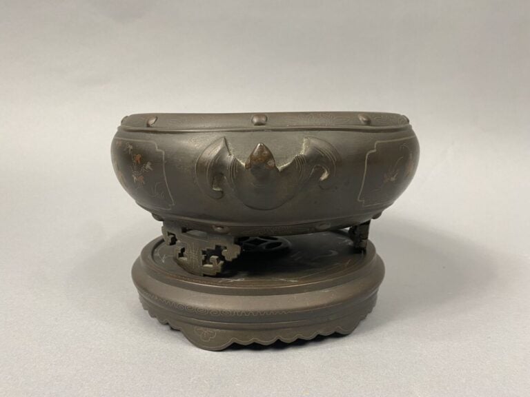 Vietnam - Brûle-parfum tripode de forme ronde en bronze et incrustations de fil…