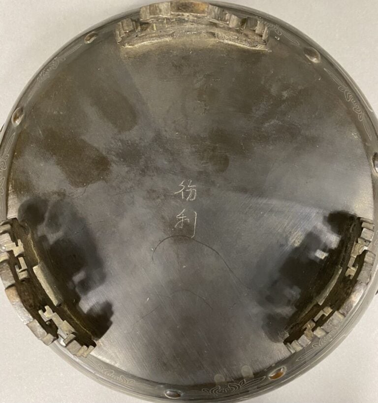 Vietnam - Brûle-parfum tripode de forme ronde en bronze et incrustations de fil…