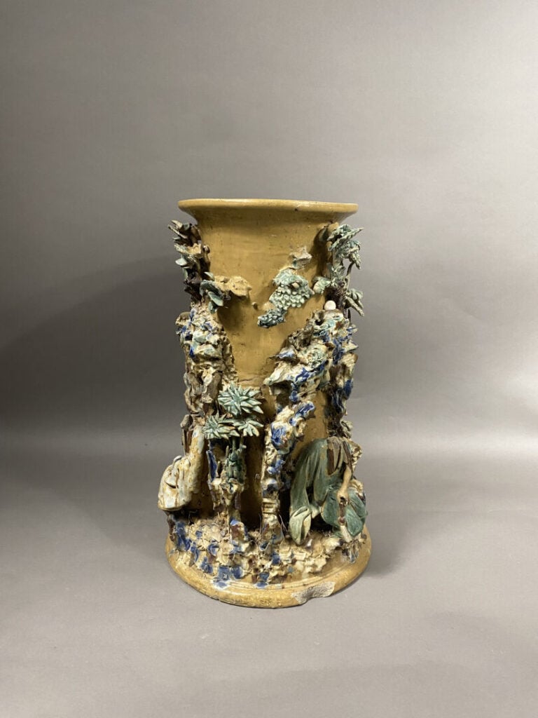 Vietnam, Cay Mai - Sellette en grès émaillé polychrome à décor en haut-relief d…