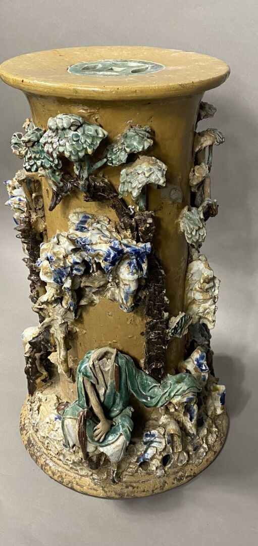 Vietnam, Cay Mai - Sellette en grès émaillé polychrome à décor en haut-relief d…