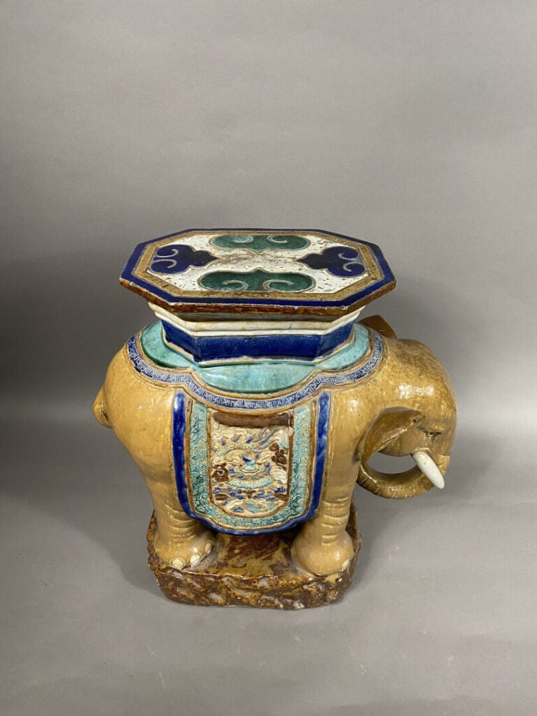 Vietnam, Cay Mai - Sellette en grès émaillé polychrome dans les tons ocre, vert…