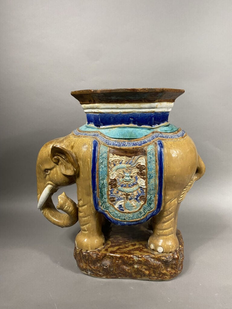 Vietnam, Cay Mai - Sellette en grès émaillé polychrome dans les tons ocre, vert…