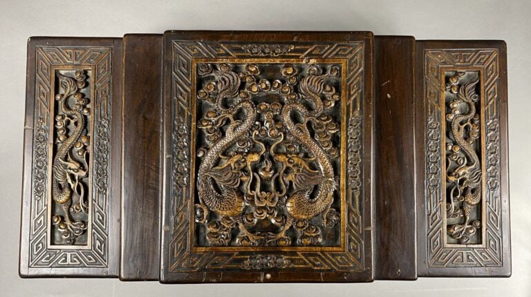 Vietnam - Coffre en bois sculpté à riche décor de dragons parmi les nuages et f…