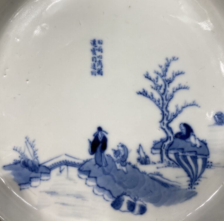 Vietnam - Coupe en porcelaine bleu blanc dite de Huê à décor de lettrés et serv…
