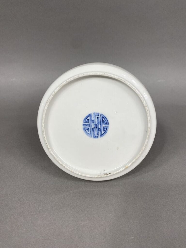 Vietnam - Coupe en porcelaine bleu blanc dite de Huê à décor de lettrés et serv…
