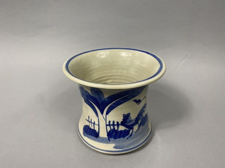 Vietnam, dans le goût - Cache-pot en céramique à décor bleu blanc d'un coq sous…