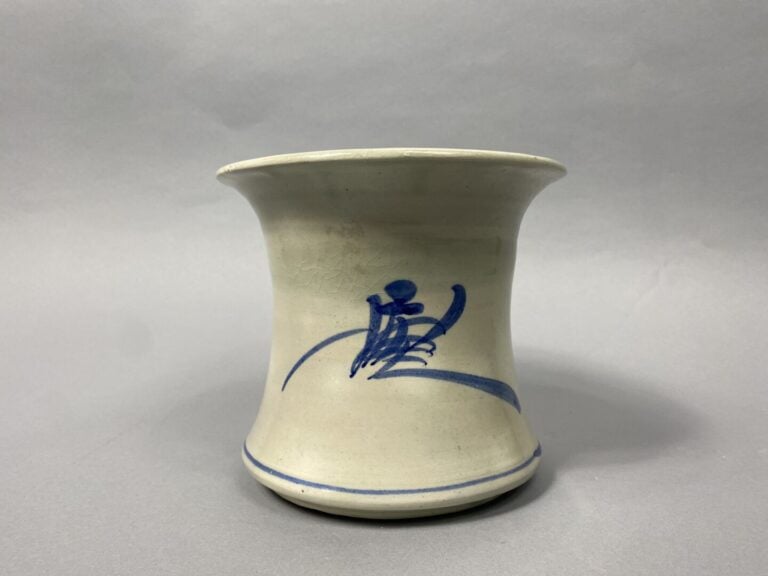 Vietnam, dans le goût - Cache-pot en céramique à décor bleu blanc d'un coq sous…