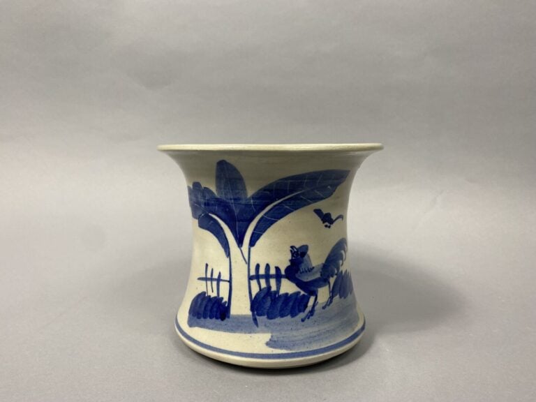 Vietnam, dans le goût - Cache-pot en céramique à décor bleu blanc d'un coq sous…