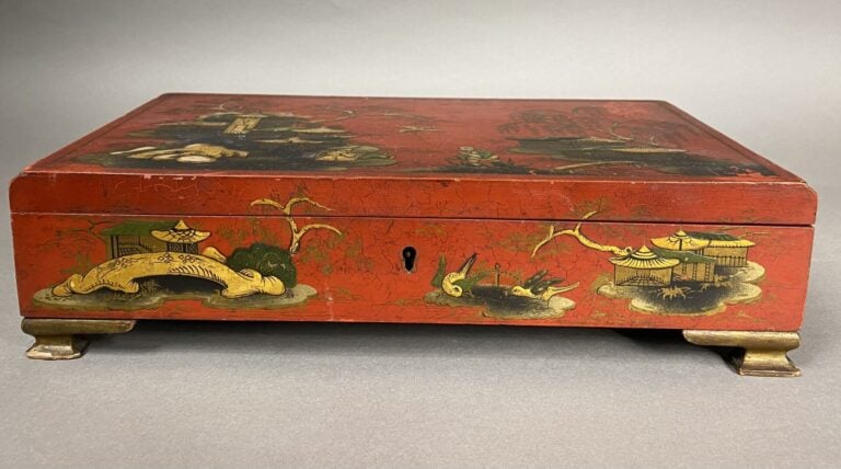 Vietnam, dans le style - Boite à bijoux en bois laqué rouge et polychrome de fo…