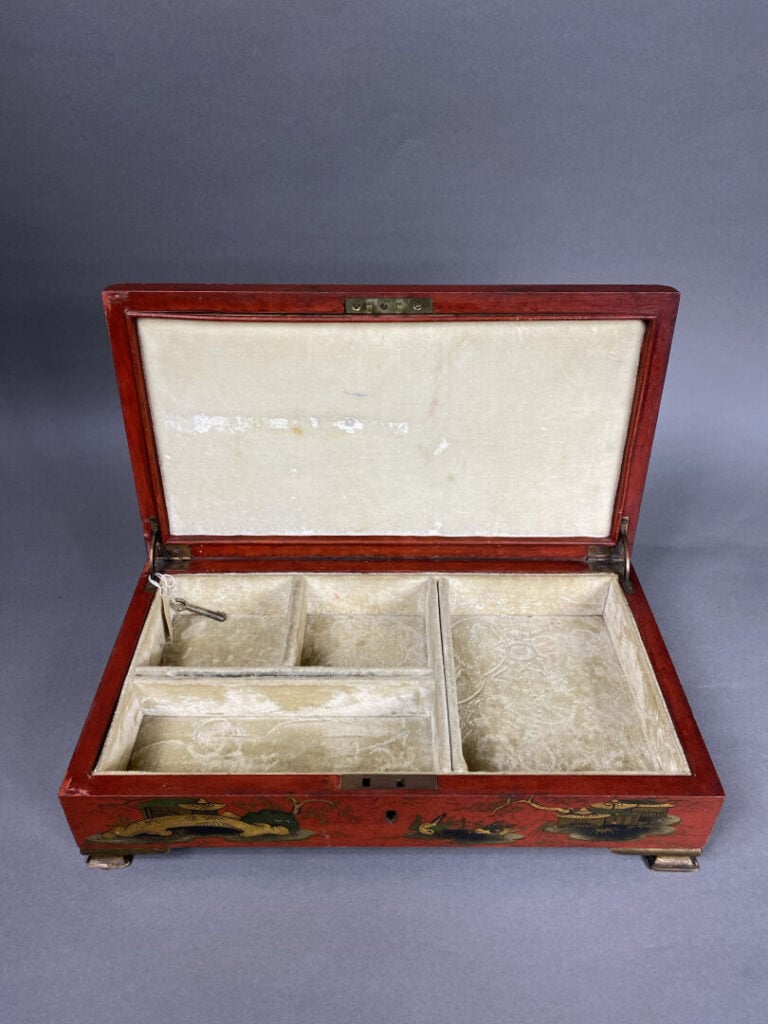 Vietnam, dans le style - Boite à bijoux en bois laqué rouge et polychrome de fo…