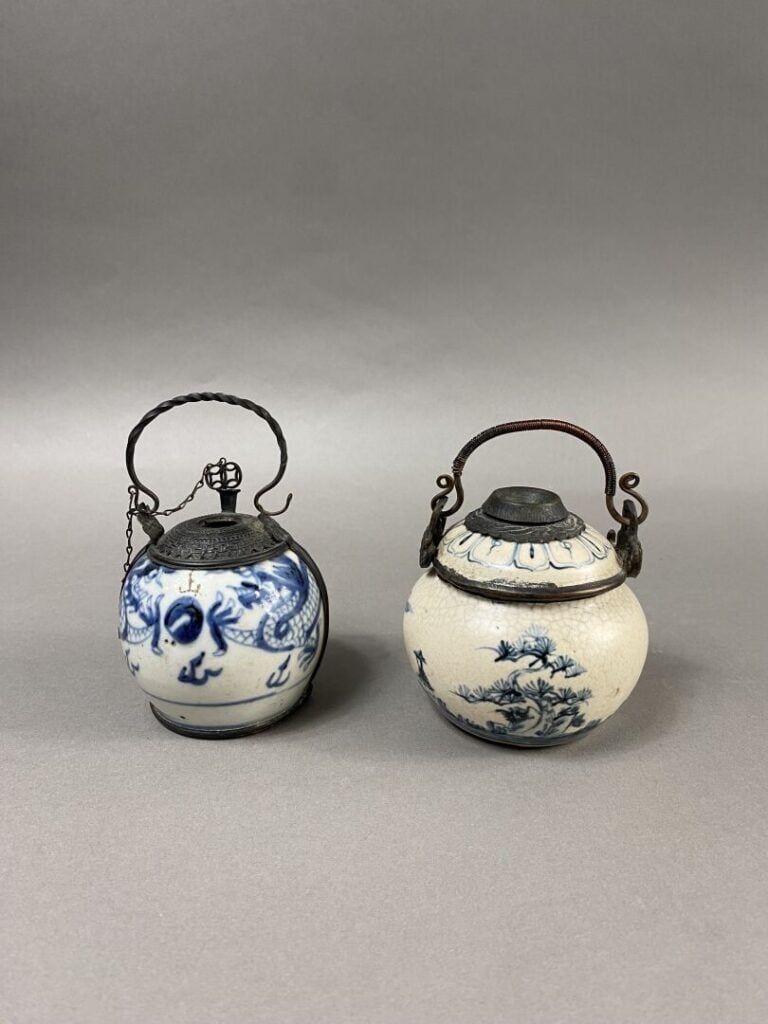 Vietnam - Ensemble de deux pipes à eau en porcelaine bleu blanc l'une à décor c…