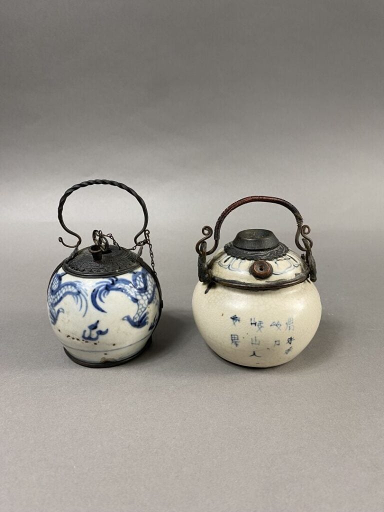Vietnam - Ensemble de deux pipes à eau en porcelaine bleu blanc l'une à décor c…