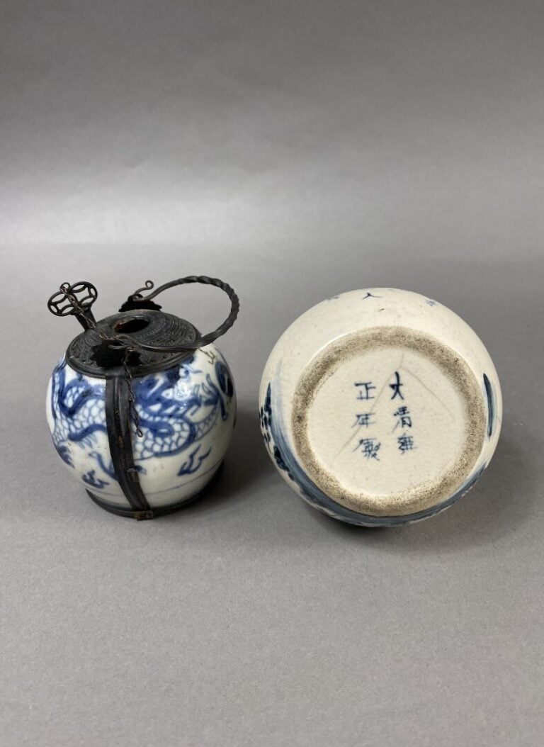 Vietnam - Ensemble de deux pipes à eau en porcelaine bleu blanc l'une à décor c…