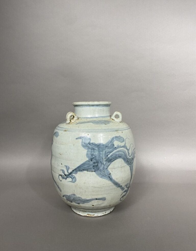 Vietnam - Jarre ovoïde en grès porcelaineux à décor bleu d'un dragon parmi les…