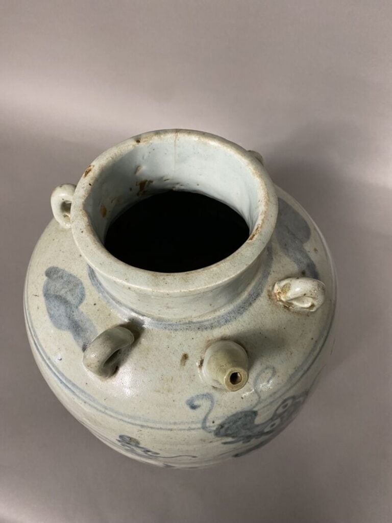 Vietnam - Jarre ovoïde en grès porcelaineux à décor bleu d'un dragon parmi les…