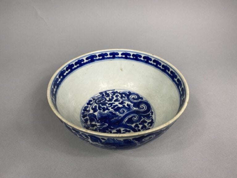 Vietnam - Large bol en porcelaine bleu blanc dit bleu de Hué à décor de dragons…