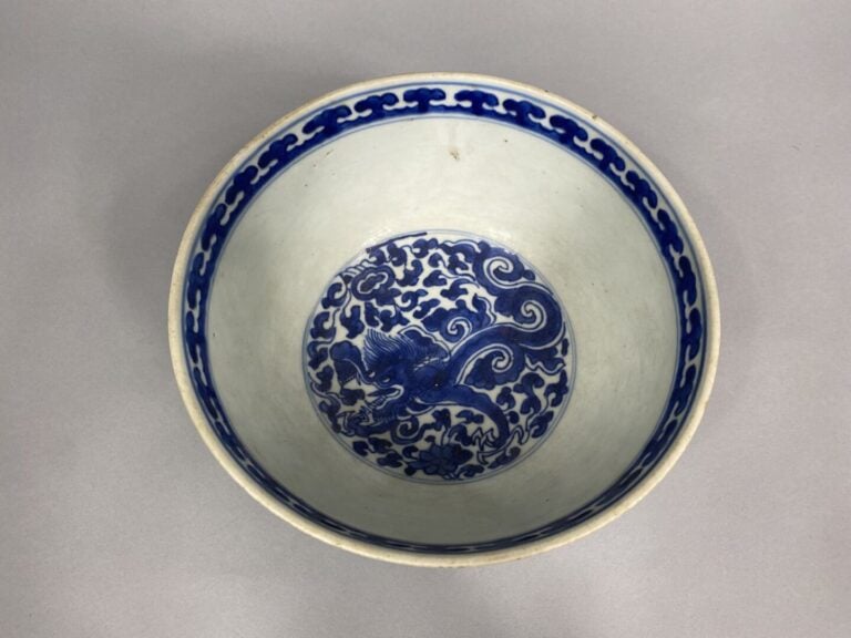 Vietnam - Large bol en porcelaine bleu blanc dit bleu de Hué à décor de dragons…