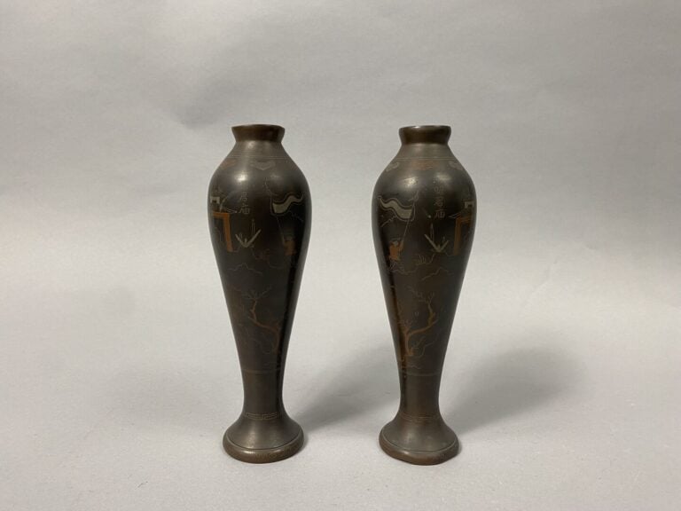 Vietnam - Paire de vases à panse haute en bronze à incrustations de cuivre et a…