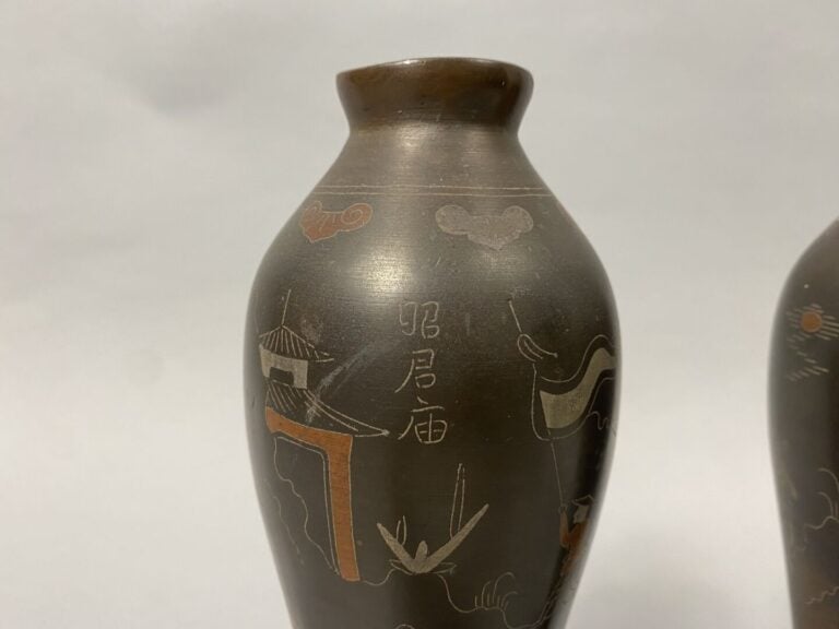 Vietnam - Paire de vases à panse haute en bronze à incrustations de cuivre et a…