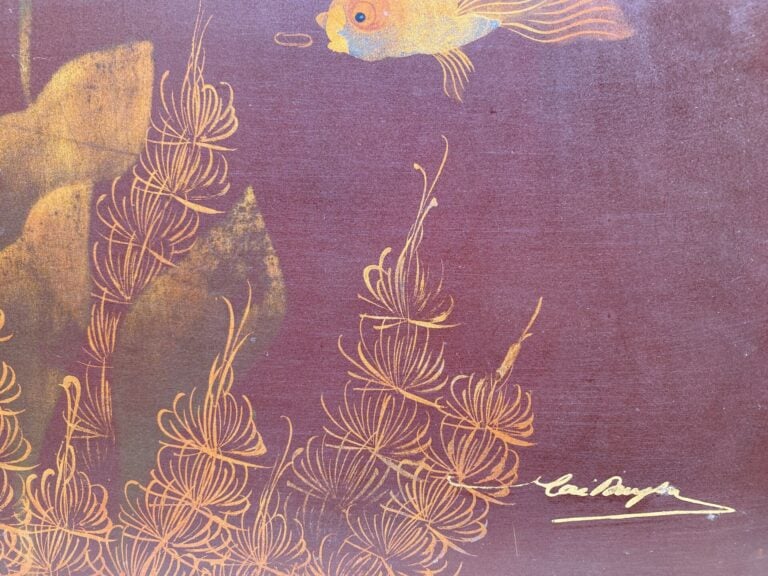 Vietnam - Panneau en bois laqué rouge et doré à décor de poissons et fonds mari…