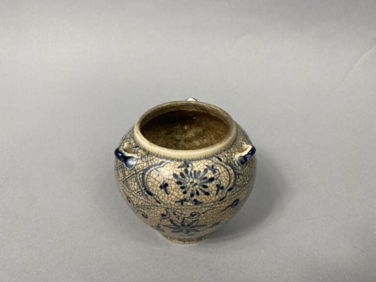 Vietnam - Petite jarre en porcelaine bleu blanc craquelée ornée de rinceaux feu…