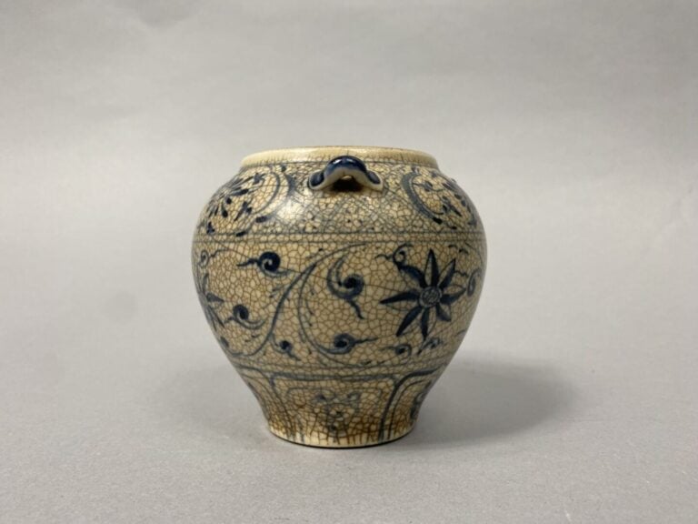Vietnam - Petite jarre en porcelaine bleu blanc craquelée ornée de rinceaux feu…