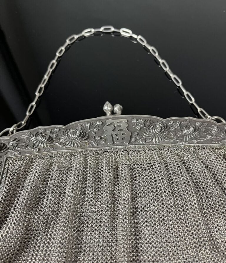 ** Vietnam - Sac bourse en argent à mailles à décor de fleurs de pavots et d'oi…