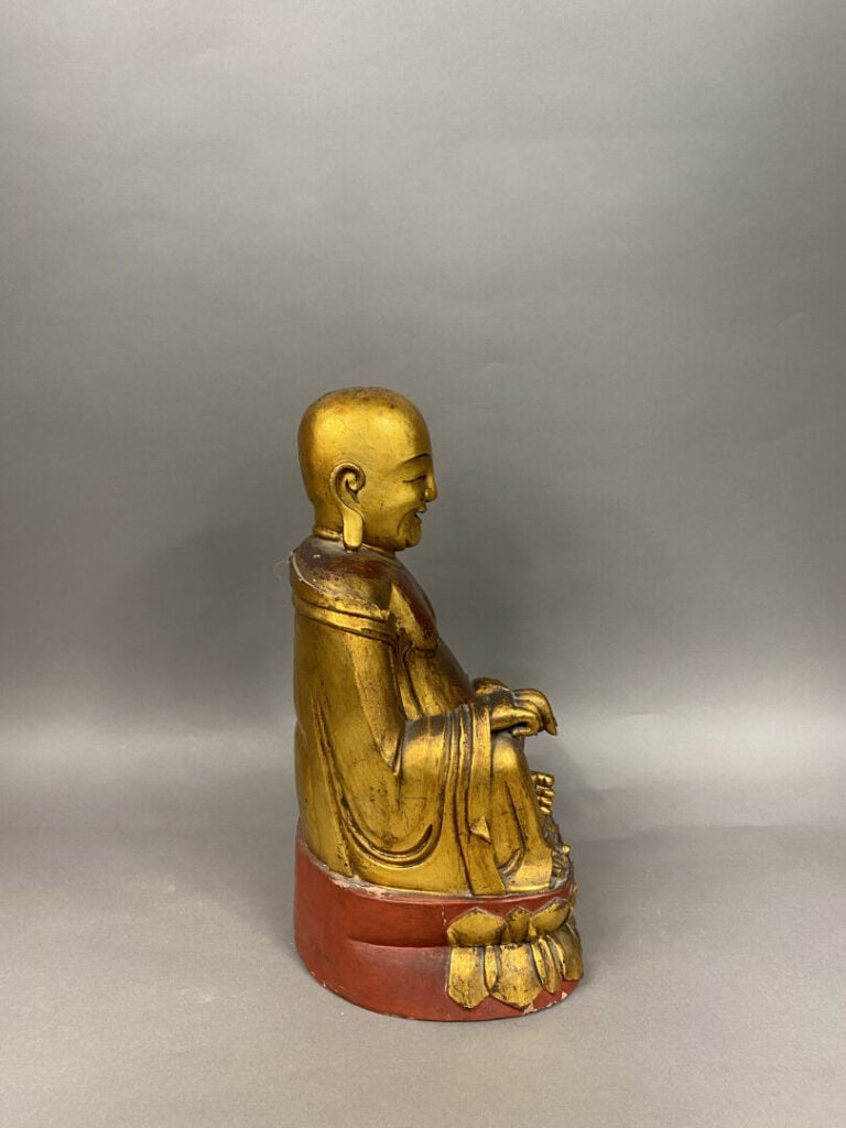 Vietnam - Sujet en bois sculpté laqué rouge et doré représentant bouddha assis…